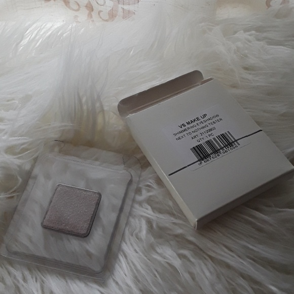 🎈Victoria's Secret eyeshadow next to nutn - Picture 2 of 3